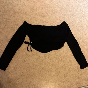 Svart croptop  - Strl. M Skönt material