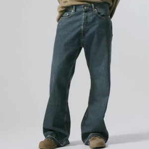 Weekday Bootcut jeans - Snygga Bootcut jeans från weekday i modellen ”Time Loose Bootcut jeans”. Färgen är just nu slutsåld och kanske aldrig kommer tillbaka. Hör av dig om du har några frågor eller vill ha fler bilder.