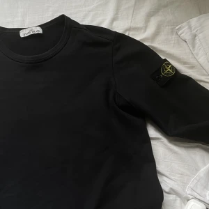 Stone island tröja - Skick 9/10 inga flaws. Svart. Kan gå ner i pris vid snabb affär 