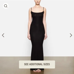 skims klänning - säljer min svarta skims klänning i storlek S, endast använd en gång och är i nyskick💕köp gärna via köp nu