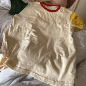 Vintage tröja - Köpt för ett tag sen men har aldrig använt <3 (fraktkostnaden kanske inte är de som står) 