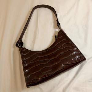 Brun handväska i fake skinn, använd fåtal gånger