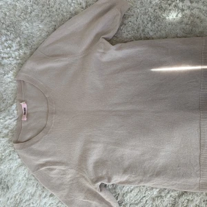 Kashmir tröja  - Säljer den här Kashmir tröjan från Jackie! Inte alls använd många gånger, fint skick. Köpt för 1600kr💞 Storlek XL, men passar mig jättebra som är vanligtvis XS/S. Pris kan diskuteras. 