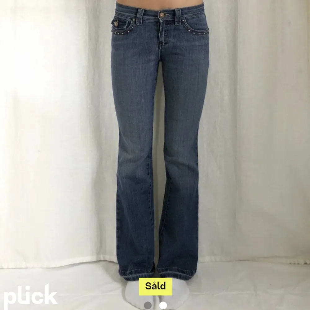 Säljer dessa super snygga lågmidjade jeans, säljer då jag nyss köpte på plick men tyvärr så passade de inte❤️Super bra skick:) OBS: de är ej sålda. Jeans & Byxor.