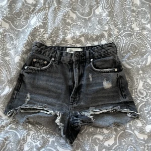 Shorts - Ett par jeans shorts från zara i storlek 32. Använda fåtal gånger.
