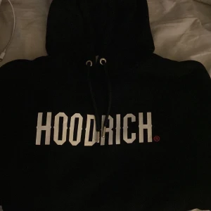 Svart hoodrich hoodie  - Säljer nu min svarta hoodrich Hoodie säljer den då den inte kommer till användning längre använd ca 3 ggr så den är som helt ny! Ingrt fel på den! Skriv för fler bilder eller frågor! Pris kan diskuteras!💕💕