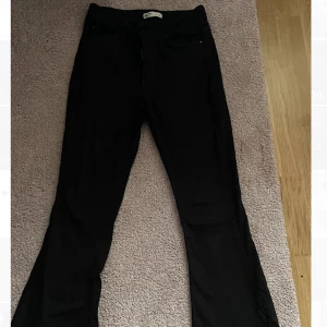 Jeans - Säljer dessa jätte sköna svarta bootcut jeans som är högmidjade🤍, jeansen är från Gina i st S💓