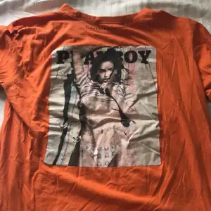 Hej säljer min Playboy tröja då den aldrig används. Tröjan är fin men har fläckar (bild 3) men går säkert bort med rätt medel då dom inte är överdrivet synliga. Hör av dig vid frågor eller intresse !💖