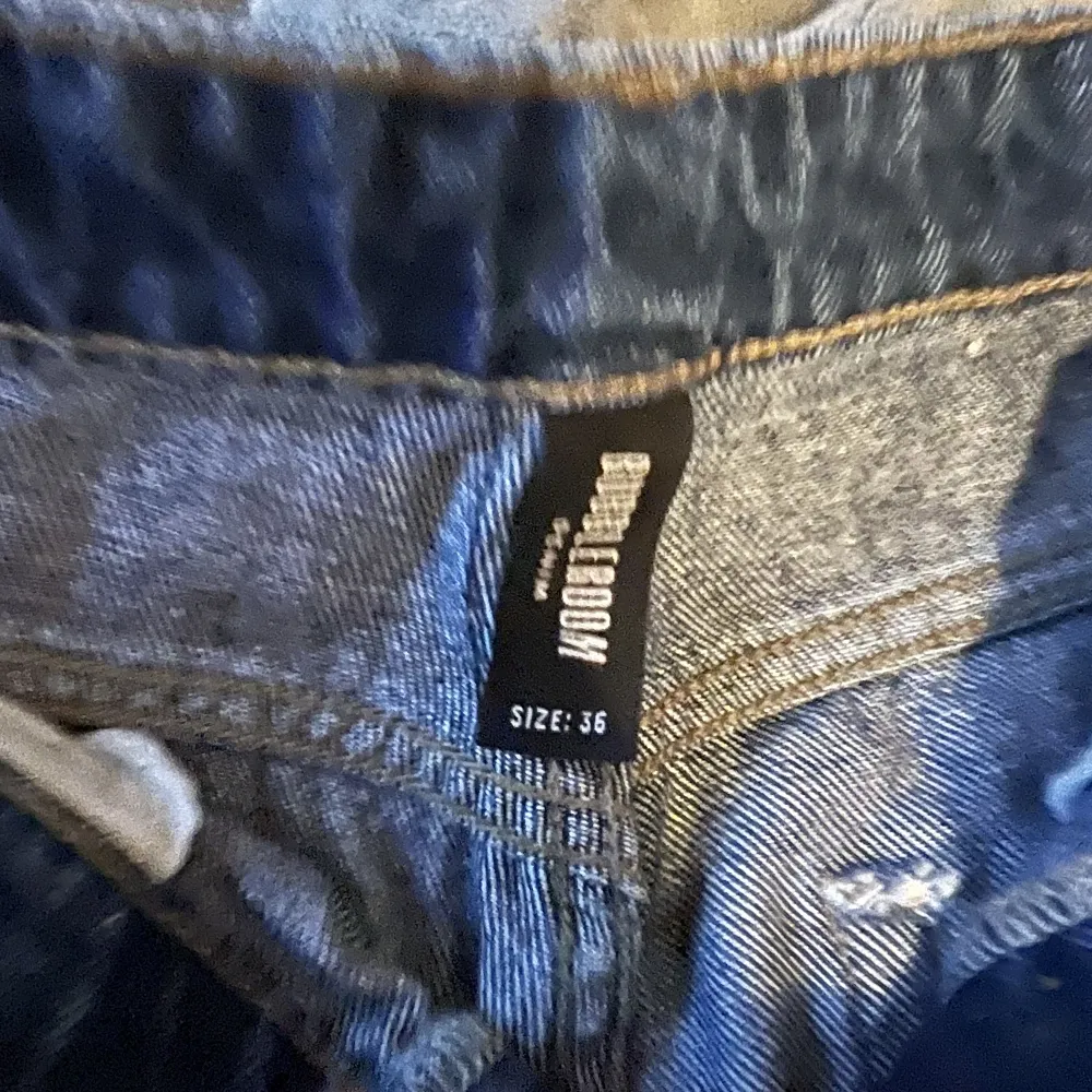 Säljer dessa byxor då dom är för långa. Är ca 163 cm. Endast testade . Jeans & Byxor.