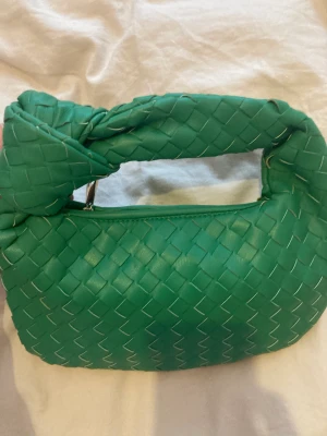 Botega insperead väska💚 - Använd ungefär en gång , är som ny . Säljer på grund av att den inte kommer till användning så ofta . 