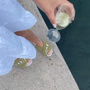 Inuikii tofflor  - Säljer min mammas gröna inuikii tofflor, dom var inte hennes grej haha🥰 Dom är använda typ tvp gånger och i fint skick! Storlek 42 och väldigt små i storleken så passar nog bäst att man har mindre i vanliga fall! Jag själc jag strl 39 och dom passar ändå mig som ni ser på första bilden🫶🏼