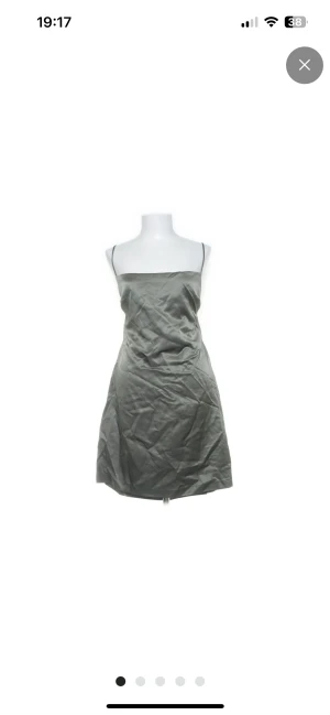 Zara - Grön satin mini klänning med öppen rygg ifrån Zara i strl L 🫶🏽Nyskick 🫶🏽