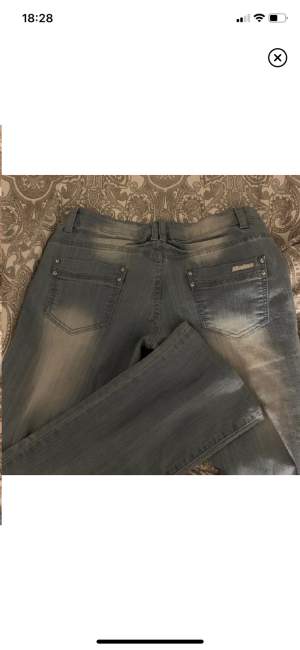 Säljer nu dessa lågmidjade bootcut jeans (märke miss olive), köpte på plick passar tyvärr inte mig och kan därav inte skicka bild på!❤️ inga defekter😻