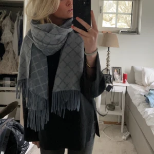 By Marlene Birger halsduk  - Jättemysig Marlene Birger halsduk i superfin blå färg!!💙I bra skick!!