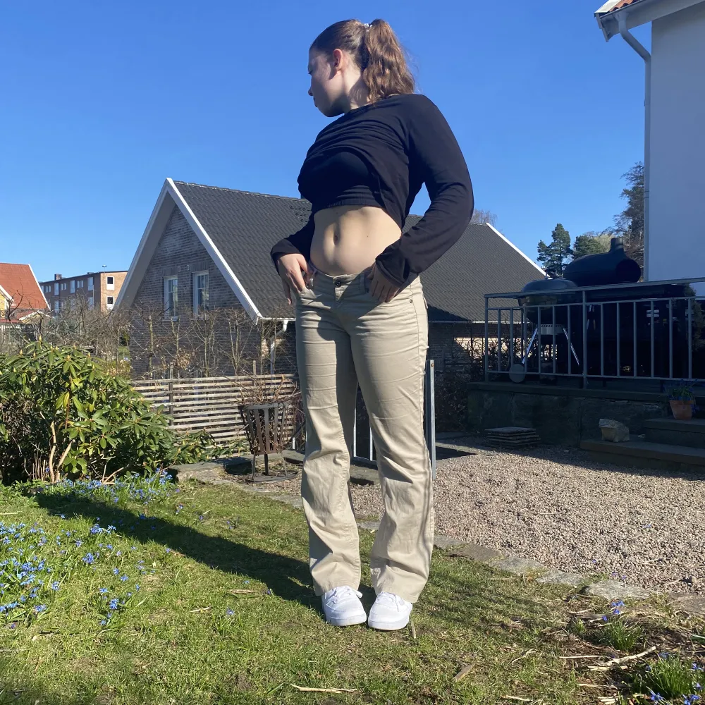 Skit snygga beiga low waist byxor från esprit - ganska sparsamt använda😍 Säljer då de inte kommer till användning längre. Pris kan diskuteras vid snabb affär❤️. Farkut & Housut.