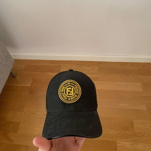 Fendi keps - Svart fendi keps i fint skick. 