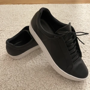 Vårskor  - Säljer mina Vagabond sneakers i modellen ”Zoe” då dom var för smala för mig. Väldigt bra skick som man ser! Nypris 1100 kr 🙌🏽💕
