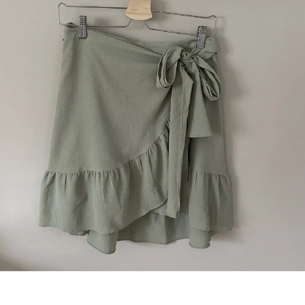 Ljusgrön kjol med volang från Vera moda, storlek S, lappen sitter kvar💞. Kjolar.