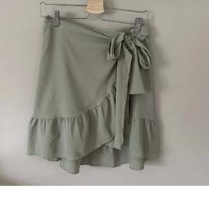 Ljusgrön kjol med volang från Vera moda, storlek S, lappen sitter kvar💞