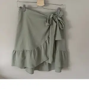 Ljusgrön kjol med volang från Vera moda, storlek S, lappen sitter kvar💞