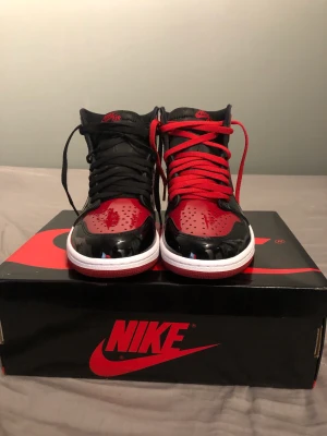 Air Jordan 1 Retro High - Tjena, Säljer just nu mina oanvända skor då de bara ligger i garderoben, Storlek 44,5. Priset är inte hugget i sten.