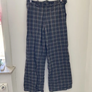 Snygga lätta rutiga byxor  - Ganska tunt material, sköna kostymaktiga byxor. Endast använda några gånger, köpa second hand. Står ingen storlek men uppskattar 42 