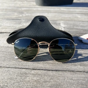 Ray-Ban - Hej! Säljer mina iprincip oanvända     Ray-bans solglasögon, inköpta för 1400kr. Använder typ aldrig solglasögon så därför har de bara legat i fodralet…