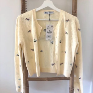 Gul blommig kofta - Lånade bilder! Aldrig använd