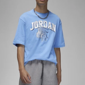 Ny Jordan T-Shirt strl S - Säljer en helt ny & oanvänd jordan essentials gfx t-shirt i storlek S. SKU: 317338984510930 Fraktas sårbart & försäkrat på köparens bekostnad!