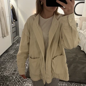 beige jacka från zara - verkligen jättefin och skön! önskar jag fick mer användning för den. 💘