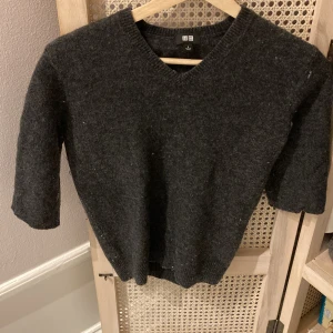 Stickad tröja  - Kontakta för mer information😇