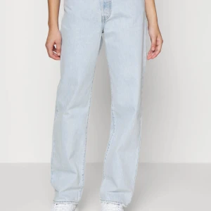 Jeans - Ett par levis ribcage ljusblåa jeans. Använda men väldigt bra skick!