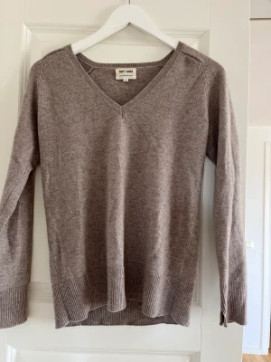 Soft goat tröja - Superhärlig 100% cashmere tröja perfekt till sommarkvällar! Köpare står för frakt, kan mötas upp i Malmö/ Lund!