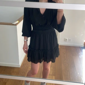 Zara klänning - Assnygg svart klänning som passar super till sommaren💕 användt 2 ggr. Köpare står för frakt men kan mötas.