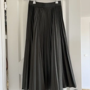 Grön volangkjol - En grön volangkjol från H&M! Köpare står för frakt, kan mötas upp i Malmö/ Lund!