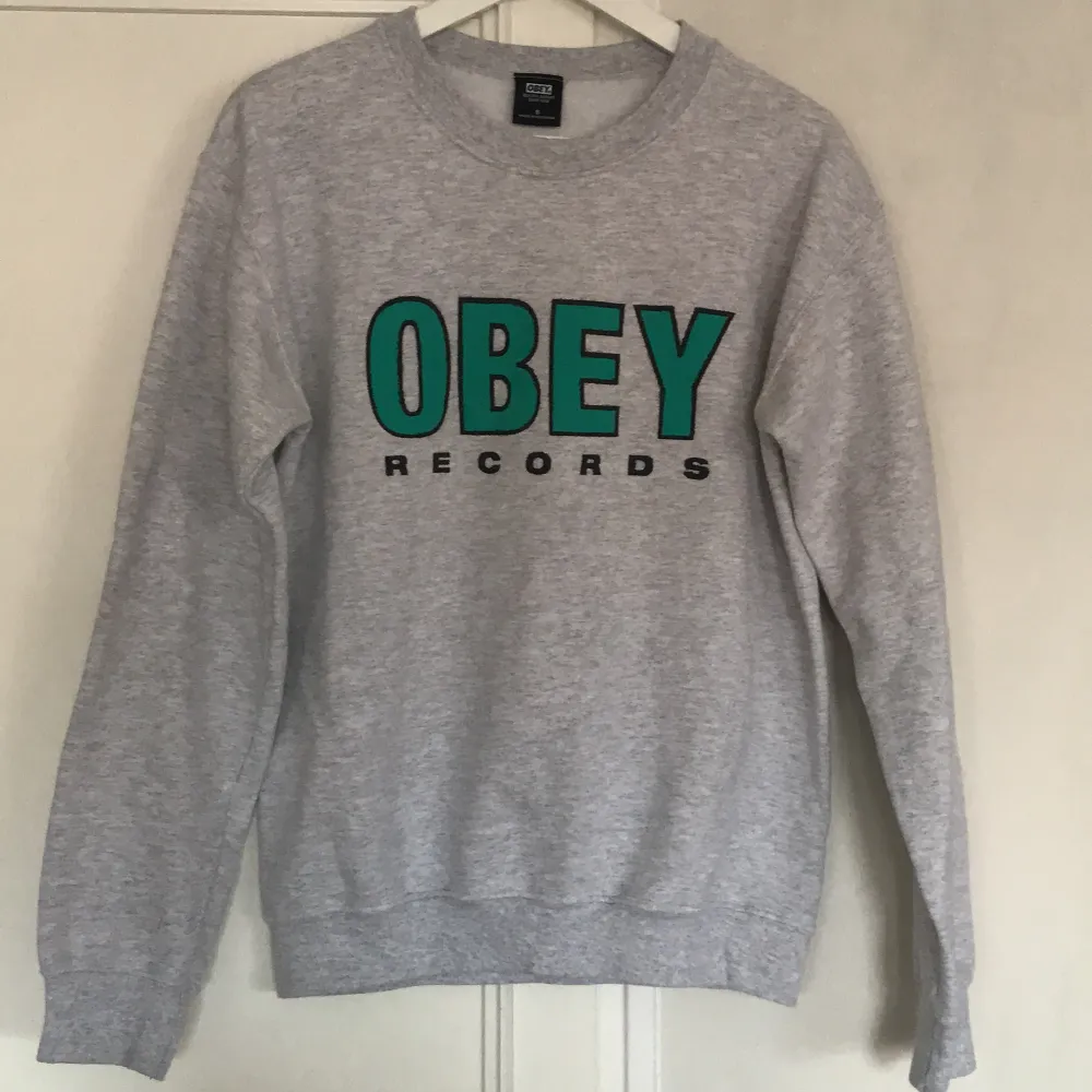Säljer en obey sweatshirt i lite vintage stil.  Strl S . . Hoodies.
