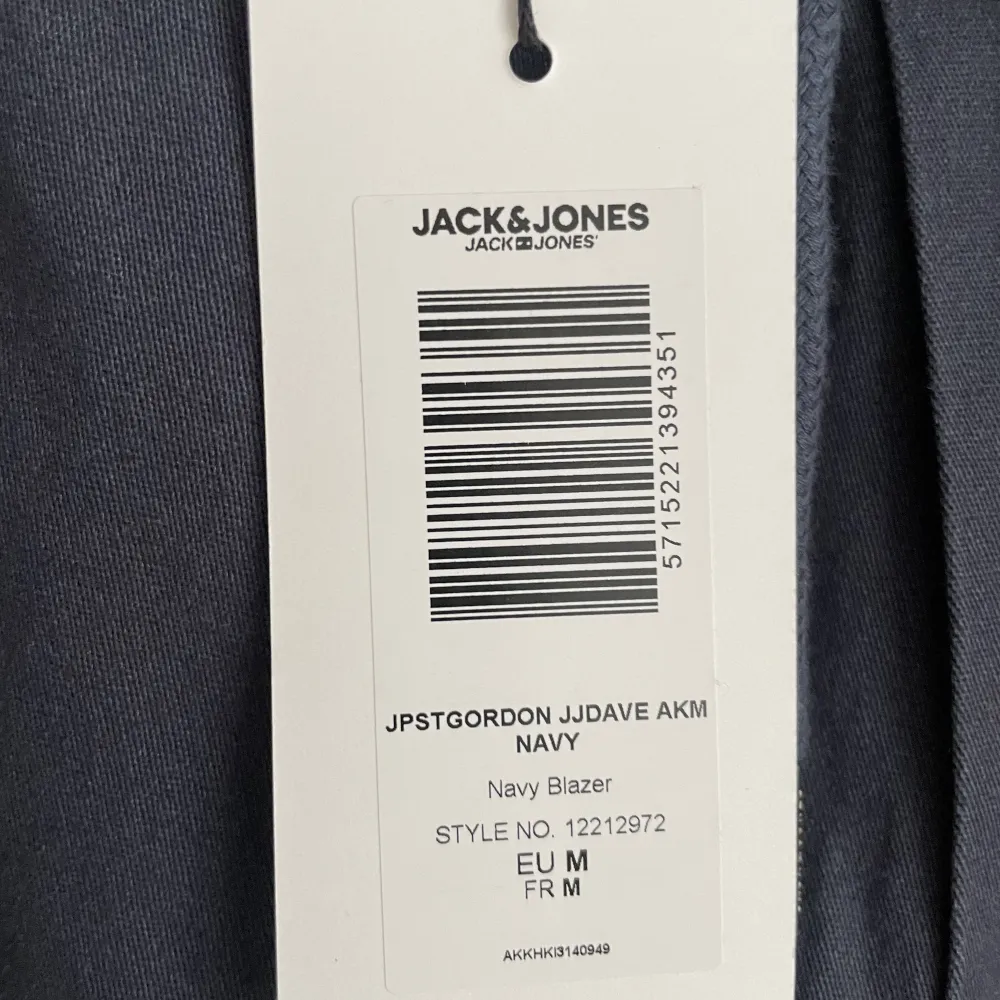 Nästan helt nya byxor från Jack & Jones. Storlek: M Färg: Navy Blazer (Blå) . Jeans & Byxor.