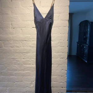 Balklänning  - Superfin balklänning från Showpo. Kommer dessvärre aldrig användas igen så säljer av denna gobit nu. Omsydd från orginal i ryggen och avkortad. Jag är 164cm lång och lägger sig så fint med ett par klackar. DM för fler bilder! Köpare står för frakt.