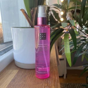 Body mist - Sparkning body mist ifrån rituals❤️i doften Sugar Love💞Helt ny, oanvänd! Köparen står för frakt💌