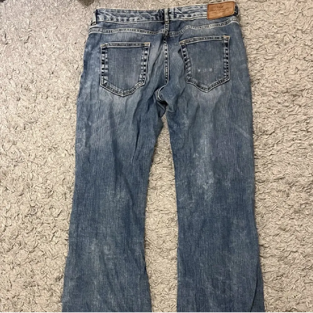 säljer dessa jeans i fint skick!! supersnygga och typ utsvängda/ baggy stil💗💗 andra bilden är från förra säljaren och den första är min (jag e 167) bara att skriva om ni undrar nåt. Jeans & Byxor.