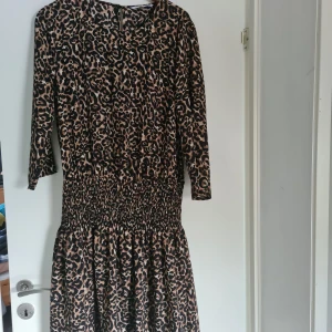 Klänning - Nyskick, lätt och luftig, rymlig