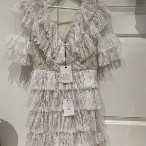 By malina klänning - Säljer denna underbara by malina klänningen som just nu är helt slutsåld i XS. Den är helt oanvänd med prislappen på, säljs pga att det är försent att returnera. Perfekt som studentklänningen!😍😍🫶🏼köp direkt för 2300kr då jag har många intresserade🥰