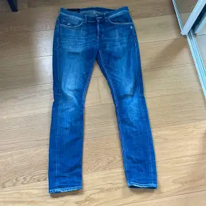 Dondup george skinny fit jeans storlek 31. Fint skick inga hål eller tydliga slitningar. Nypris 2899kr. 