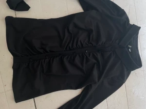 Skjorta från nelly - En jätte sköt och väldigt snygg passform säljer för 150kr köpte för 200-300kr tror jag 