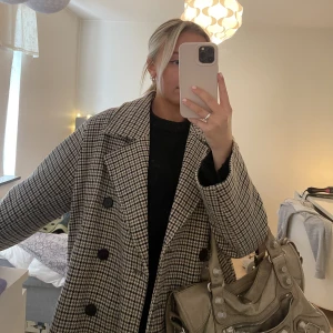 Rutig kappa/jacka  - Säljer min rutiga kappa/jacka från Object pga för lite användning💞Jackan är i nyskick och är i storlek 38. Jättefin passform och fint tidlöst mönster. Nypris är 1199kr och jag säljer den för 900kr🥰 Skriv gärna för mer bilder eller funderingar!💓