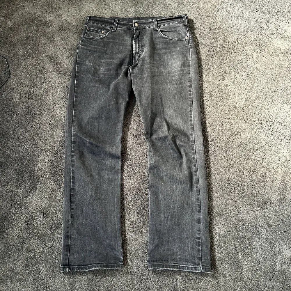 Säljer dessa feta vintage pearson jeans me rak passform med väldigt liten flare nertill. Storlek 36/32 men sitter med som 33/31-32. Jeans & Byxor.