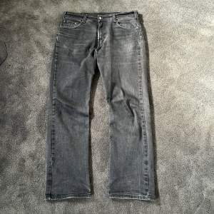 Säljer dessa feta vintage pearson jeans me rak passform med väldigt liten flare nertill. Storlek 36/32 men sitter med som 33/31-32