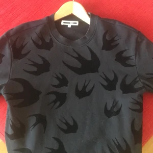 Alexander MCQueen kofta - Bra skick, nypris 3200 mitt pris 1200  Storlek XS men jag skulle säga att den är stor S eller M  lite av färgen på nån fågel på kanten har lossnat som visas på bilden