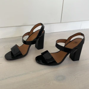 Klackar från H&M - Svarta klackar  från hm  Bra skick