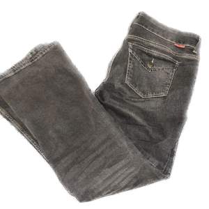 Fina jeans utan synliga defekter 